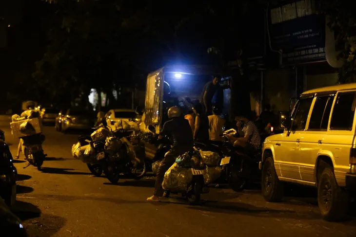 Hà Nội: Họp chợ lúc nửa đêm để né chốt kiểm soát phòng dịch - Ảnh 8. Hà Nội: Họp chợ lúc nửa đêm để né chốt kiểm soát phòng dịch - Ảnh 8.