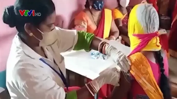 Trẻ em Ấn Độ thuyết phục người dân tiêm vaccine - Ảnh 1. Trẻ em Ấn Độ thuyết phục người dân tiêm vaccine - Ảnh 1.