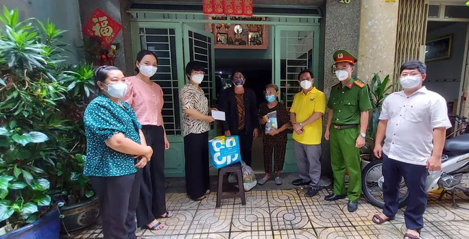 Người dân TP Hồ Chí Minh được “đi chợ hộ” 1 lần/tuần - Ảnh 1. Người dân TP Hồ Chí Minh được “đi chợ hộ” 1 lần/tuần - Ảnh 1.