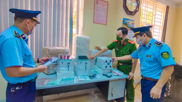 Lào Cai: Thu giữ liên tiếp 2 lô hàng vật tư thiết bị y tế không rõ nguồn gốc xuất xứ - Ảnh 2. Lào Cai: Thu giữ liên tiếp 2 lô hàng vật tư thiết bị y tế không rõ nguồn gốc xuất xứ - Ảnh 2.