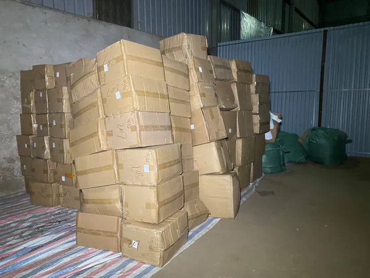 Lào Cai: Thu giữ liên tiếp 2 lô hàng vật tư thiết bị y tế không rõ nguồn gốc xuất xứ - Ảnh 1. Lào Cai: Thu giữ liên tiếp 2 lô hàng vật tư thiết bị y tế không rõ nguồn gốc xuất xứ - Ảnh 1.