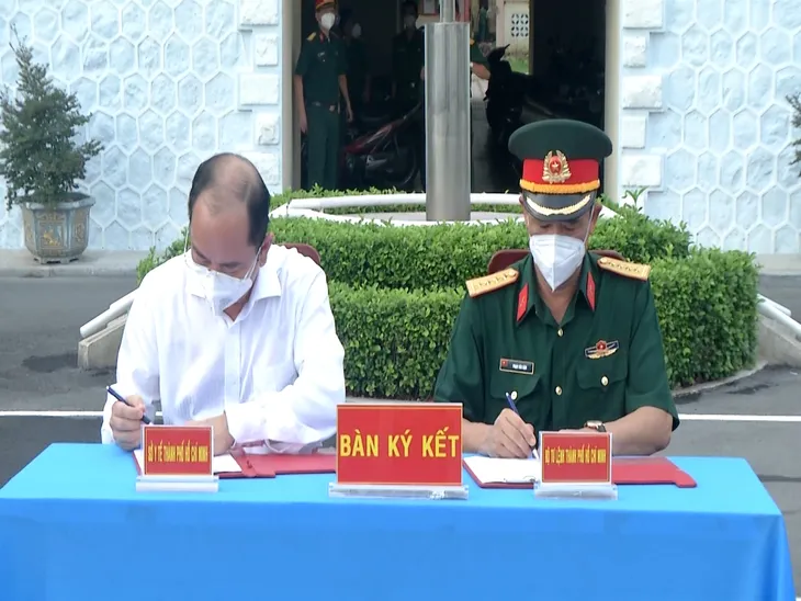Bộ Quốc phòng bàn giao xe cứu thương cho TP Hồ Chí Minh - Ảnh 1. Bộ Quốc phòng bàn giao xe cứu thương cho TP Hồ Chí Minh - Ảnh 1.