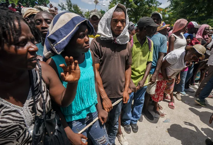 Số người chết do động đất ở Haiti tăng lên hơn 2.200, các băng đảng tấn công đoàn xe cứu trợ - Ảnh 2. Số người chết do động đất ở Haiti tăng lên hơn 2.200, các băng đảng tấn công đoàn xe cứu trợ - Ảnh 2.