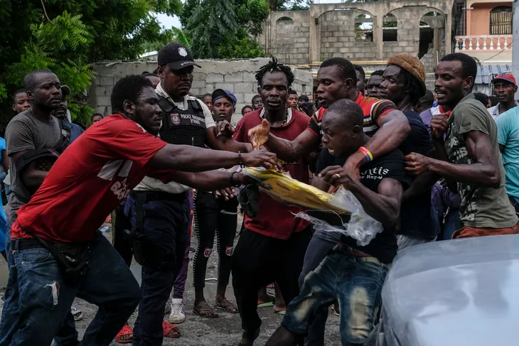 Số người chết do động đất ở Haiti tăng lên hơn 2.200, các băng đảng tấn công đoàn xe cứu trợ - Ảnh 3. Số người chết do động đất ở Haiti tăng lên hơn 2.200, các băng đảng tấn công đoàn xe cứu trợ - Ảnh 3.