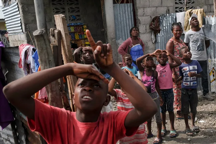 Số người chết do động đất ở Haiti tăng lên hơn 2.200, các băng đảng tấn công đoàn xe cứu trợ - Ảnh 1. Số người chết do động đất ở Haiti tăng lên hơn 2.200, các băng đảng tấn công đoàn xe cứu trợ - Ảnh 1.