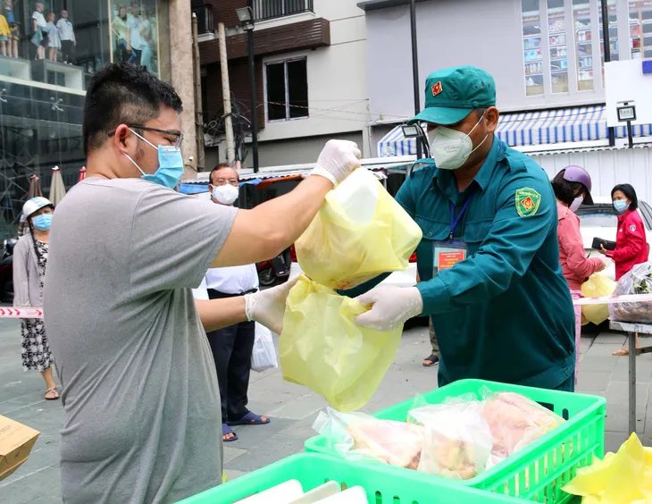 Người dân TP Hồ Chí Minh được công an, quân đội “đi chợ hộ” - Ảnh 1. Người dân TP Hồ Chí Minh được công an, quân đội “đi chợ hộ” - Ảnh 1.