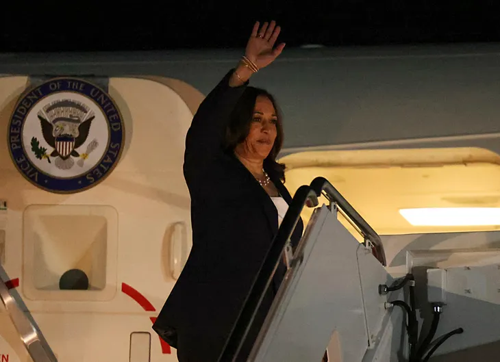 Hôm nay (24/8), Phó Tổng thống Hoa Kỳ Kamala Harris thăm Việt Nam - Ảnh 1. Hôm nay (24/8), Phó Tổng thống Hoa Kỳ Kamala Harris thăm Việt Nam - Ảnh 1.