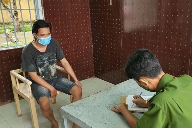 Dùng dao chém công an khi bị phát hiện trèo rào vào nhà bạn gái - Ảnh 1. Dùng dao chém công an khi bị phát hiện trèo rào vào nhà bạn gái - Ảnh 1.