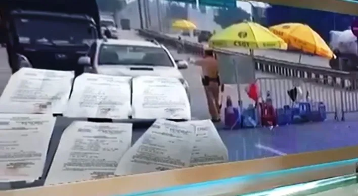 Hàng loạt mánh khoé để vượt qua các chốt kiểm soát dịch COVID-19 - Ảnh 1. Hàng loạt mánh khoé để vượt qua các chốt kiểm soát dịch COVID-19 - Ảnh 1.
