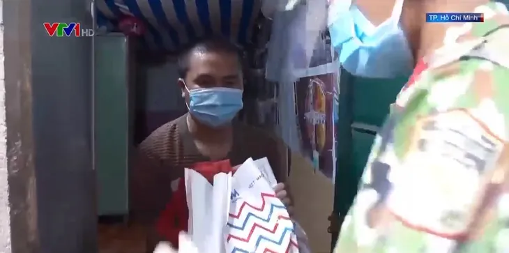Quân đội cùng chính quyền địa phương đưa thực phẩm đến tận tay người dân - Ảnh 1. Quân đội cùng chính quyền địa phương đưa thực phẩm đến tận tay người dân - Ảnh 1.