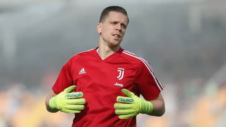 Khi thủ môn Szczesny liên tiếp mắc sai lầm - Ảnh 1. Khi thủ môn Szczesny liên tiếp mắc sai lầm - Ảnh 1.