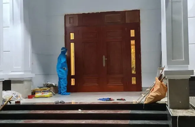 Người phụ nữ cởi quần áo, cố thủ trong nhà chống đối cách ly tập trung - Ảnh 1. Người phụ nữ cởi quần áo, cố thủ trong nhà chống đối cách ly tập trung - Ảnh 1.