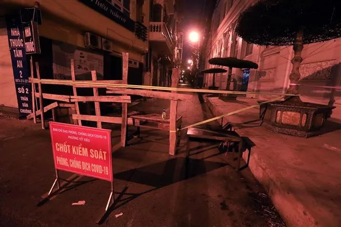 Hà Nội: Phong tỏa ngay trong đêm 2 tuyến phố tại phường Yết Kiêu, quận Hà Đông - Ảnh 4. Hà Nội: Phong tỏa ngay trong đêm 2 tuyến phố tại phường Yết Kiêu, quận Hà Đông - Ảnh 4.
