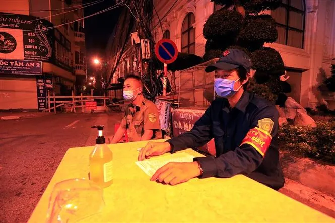 Hà Nội: Phong tỏa ngay trong đêm 2 tuyến phố tại phường Yết Kiêu, quận Hà Đông - Ảnh 3. Hà Nội: Phong tỏa ngay trong đêm 2 tuyến phố tại phường Yết Kiêu, quận Hà Đông - Ảnh 3.