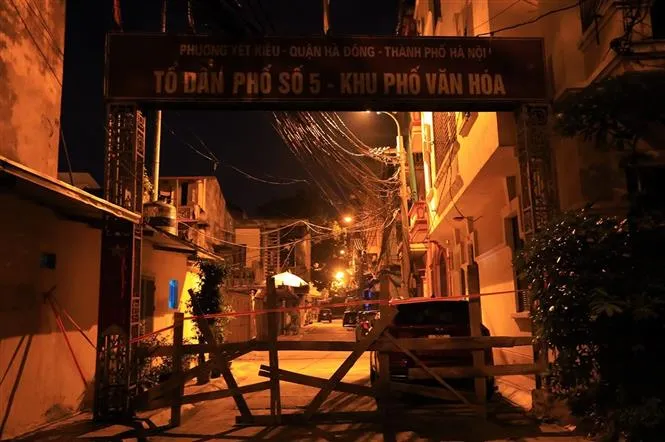 Hà Nội: Phong tỏa ngay trong đêm 2 tuyến phố tại phường Yết Kiêu, quận Hà Đông - Ảnh 2. Hà Nội: Phong tỏa ngay trong đêm 2 tuyến phố tại phường Yết Kiêu, quận Hà Đông - Ảnh 2.
