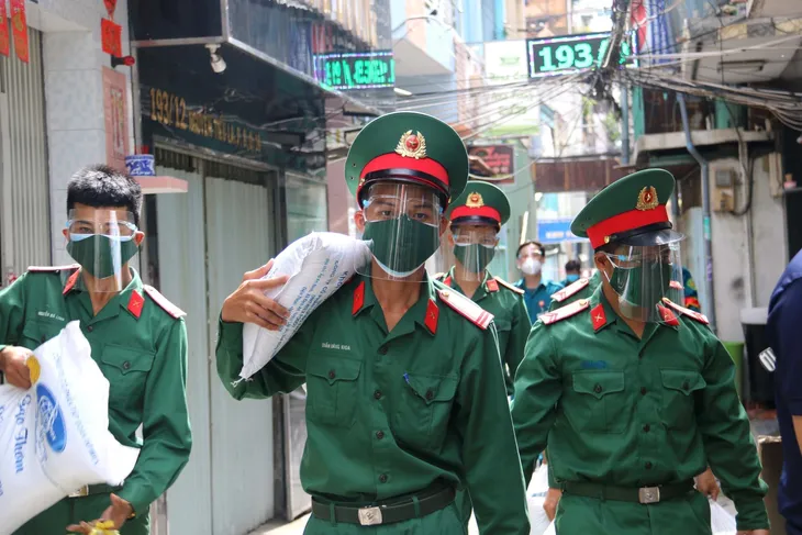 Bộ đội mang nhu yếu phẩm đến từng hẻm nhỏ, từng nhà F0 - Ảnh 1. Bộ đội mang nhu yếu phẩm đến từng hẻm nhỏ, từng nhà F0 - Ảnh 1.