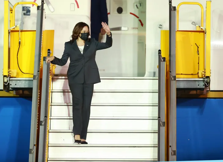 Phó Tổng thống Hoa Kỳ Kamala Harris bắt đầu chuyến thăm Việt Nam - Ảnh 3. Phó Tổng thống Hoa Kỳ Kamala Harris bắt đầu chuyến thăm Việt Nam - Ảnh 3.