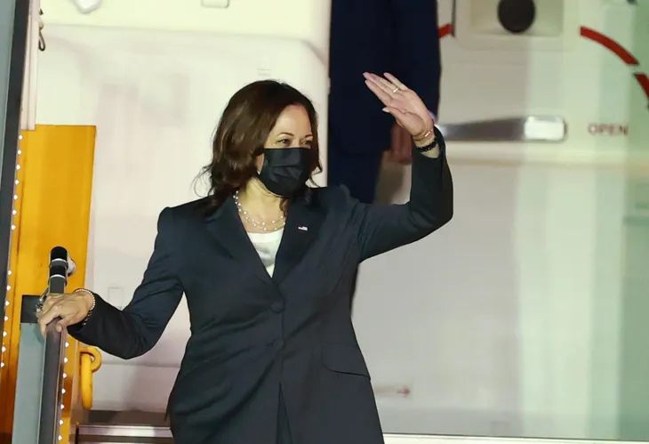 Phó Tổng thống Hoa Kỳ Kamala Harris bắt đầu chuyến thăm Việt Nam - Ảnh 4. Phó Tổng thống Hoa Kỳ Kamala Harris bắt đầu chuyến thăm Việt Nam - Ảnh 4.