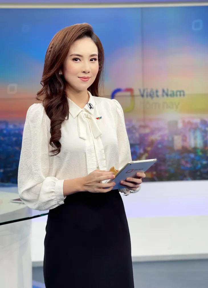 BTV Mai Ngọc: 9 năm, lên hình 5 phút hay 50 phút đều trau chuốt từ đầu đến chân - Ảnh 2. BTV Mai Ngọc: 9 năm, lên hình 5 phút hay 50 phút đều trau chuốt từ đầu đến chân - Ảnh 2.