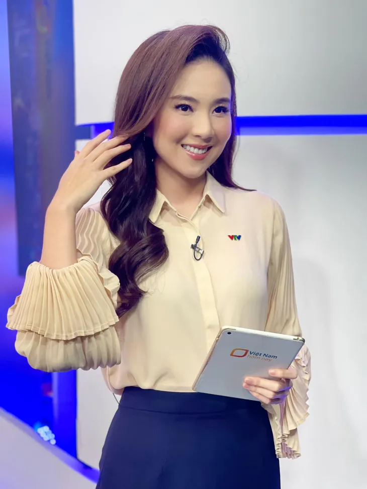 BTV Mai Ngọc: 9 năm, lên hình 5 phút hay 50 phút đều trau chuốt từ đầu đến chân - Ảnh 4. BTV Mai Ngọc: 9 năm, lên hình 5 phút hay 50 phút đều trau chuốt từ đầu đến chân - Ảnh 4.