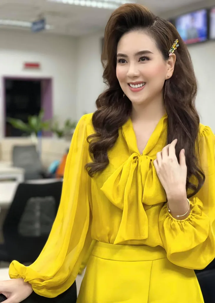 BTV Mai Ngọc: 9 năm, lên hình 5 phút hay 50 phút đều trau chuốt từ đầu đến chân - Ảnh 3. BTV Mai Ngọc: 9 năm, lên hình 5 phút hay 50 phút đều trau chuốt từ đầu đến chân - Ảnh 3.