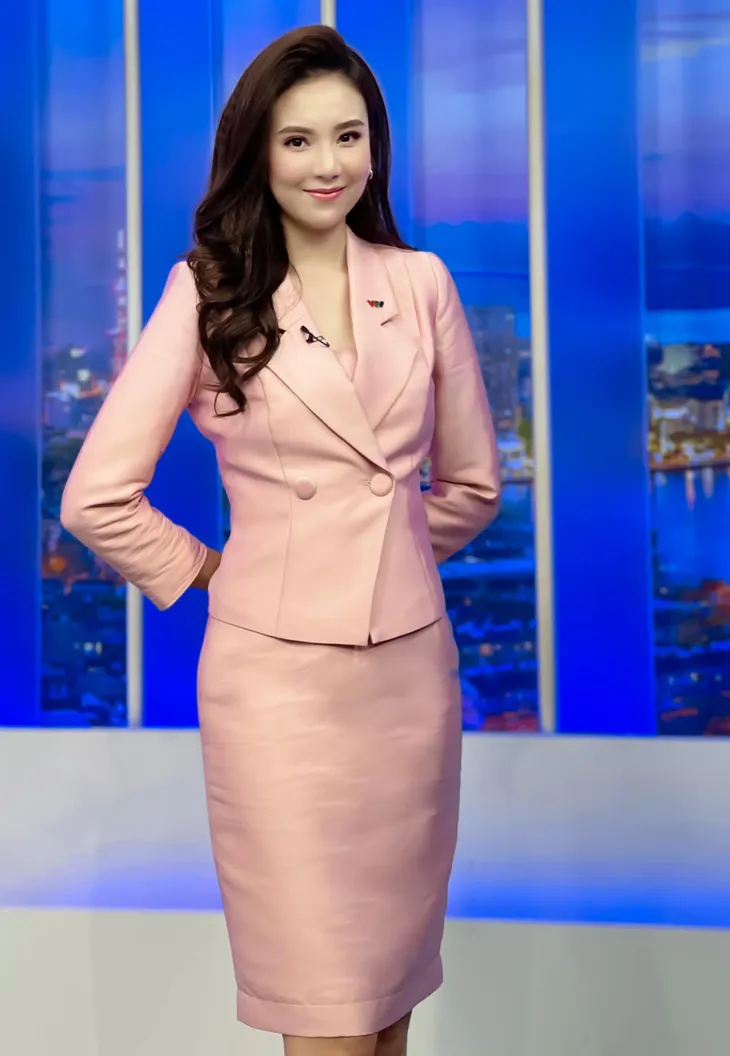 BTV Mai Ngọc: 9 năm, lên hình 5 phút hay 50 phút đều trau chuốt từ đầu đến chân - Ảnh 1. BTV Mai Ngọc: 9 năm, lên hình 5 phút hay 50 phút đều trau chuốt từ đầu đến chân - Ảnh 1.