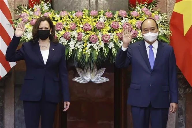Chủ tịch nước Nguyễn Xuân Phúc tiếp Phó Tổng thống Hoa Kỳ Kamala Harris - Ảnh 1. Chủ tịch nước Nguyễn Xuân Phúc tiếp Phó Tổng thống Hoa Kỳ Kamala Harris - Ảnh 1.