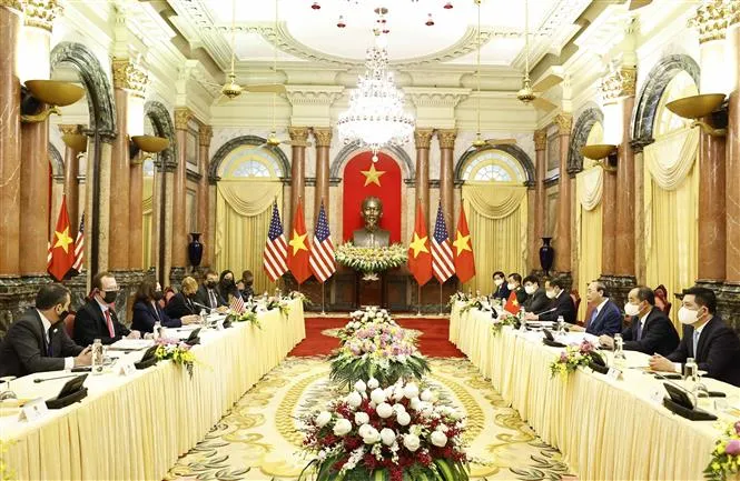 Chủ tịch nước Nguyễn Xuân Phúc tiếp Phó Tổng thống Hoa Kỳ Kamala Harris - Ảnh 3. Chủ tịch nước Nguyễn Xuân Phúc tiếp Phó Tổng thống Hoa Kỳ Kamala Harris - Ảnh 3.