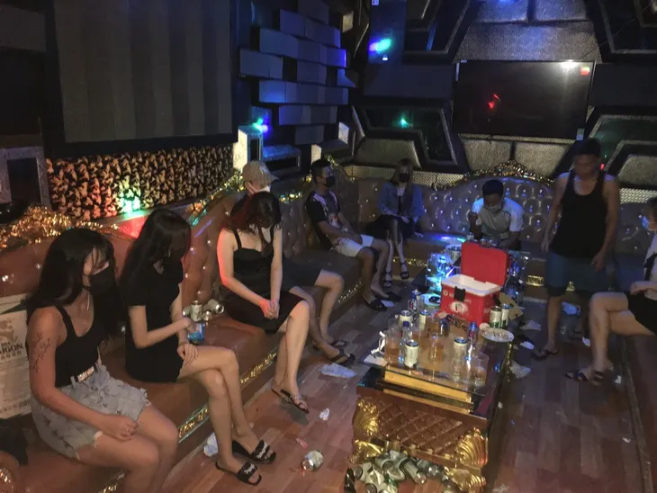 Phát hiện 10 nam nữ hát karaoke, vi phạm phòng chống dịch - Ảnh 1. Phát hiện 10 nam nữ hát karaoke, vi phạm phòng chống dịch - Ảnh 1.