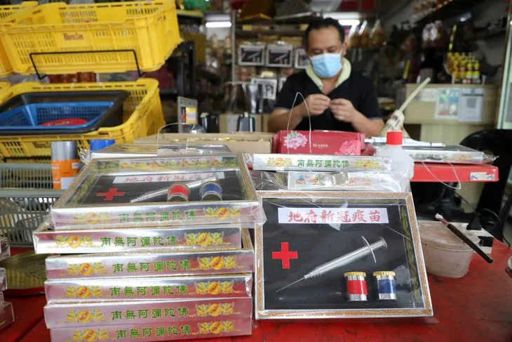 Malaysia: Bán vaccine COVID-19 bằng giấy để cúng tế cho người chết - Ảnh 1. Malaysia: Bán vaccine COVID-19 bằng giấy để cúng tế cho người chết - Ảnh 1.