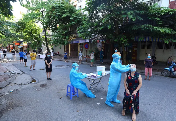 Mở rộng phong tỏa, xét nghiệm COVID-19 cho hàng trăm người dân ở phường Giáp Bát - Ảnh 3. Mở rộng phong tỏa, xét nghiệm COVID-19 cho hàng trăm người dân ở phường Giáp Bát - Ảnh 3.