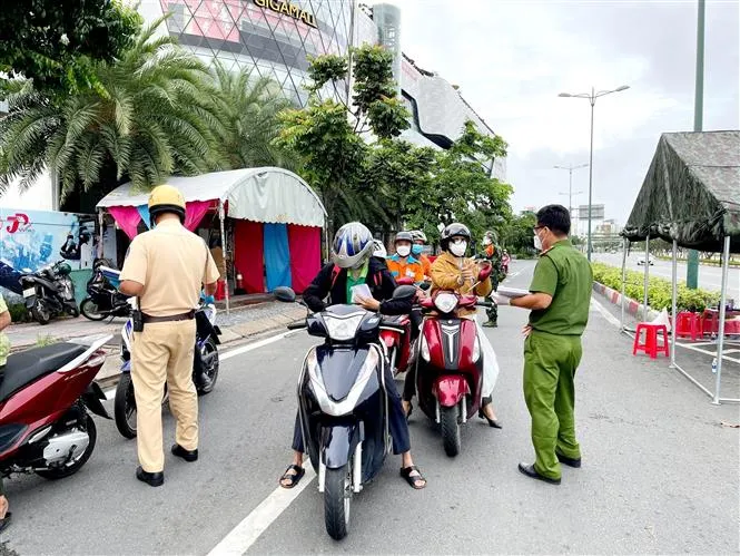 TP Hồ Chí Minh hoàn thành tiêm vaccine mũi 1, số ca dù tăng nhưng tỷ lệ nhiễm giảm - Ảnh 2. TP Hồ Chí Minh hoàn thành tiêm vaccine mũi 1, số ca dù tăng nhưng tỷ lệ nhiễm giảm - Ảnh 2.