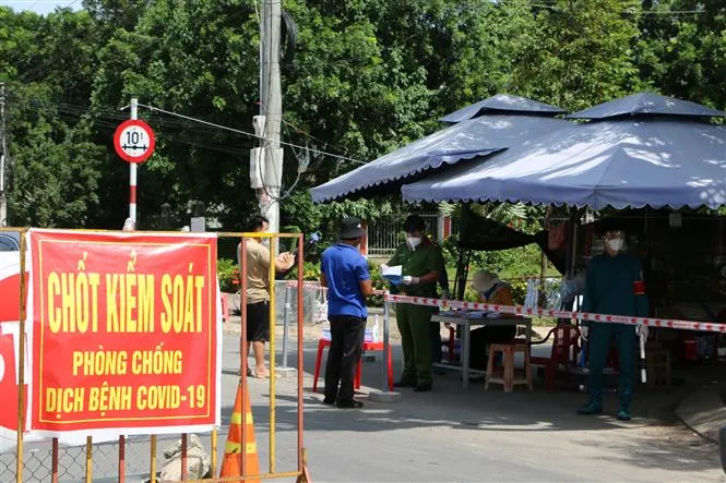 Siết chặt đường mòn lối mở để ngăn chặn dịch bệnh - Ảnh 1.