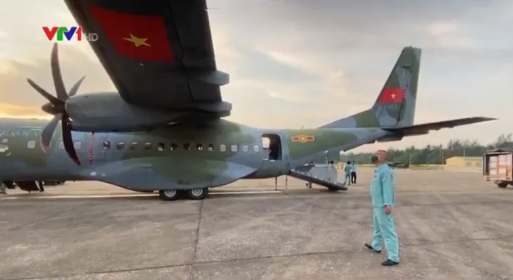 Doanh nghiệp tăng ca sản xuất, vận chuyển hàng hóa phục vụ vùng dịch - Ảnh 1. Doanh nghiệp tăng ca sản xuất, vận chuyển hàng hóa phục vụ vùng dịch - Ảnh 1.