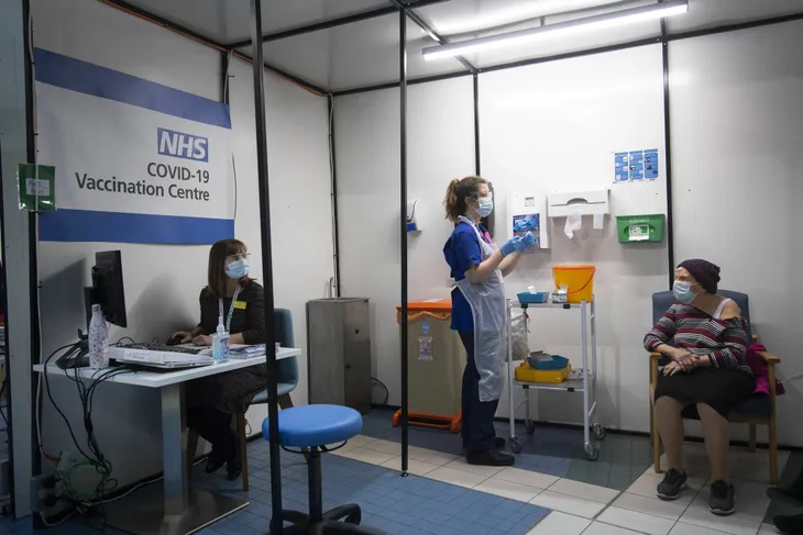 Tiêm chủng ngăn ngừa trên 100.000 ca tử vong do COVID-19 tại Anh - Ảnh 1. Tiêm chủng ngăn ngừa trên 100.000 ca tử vong do COVID-19 tại Anh - Ảnh 1.
