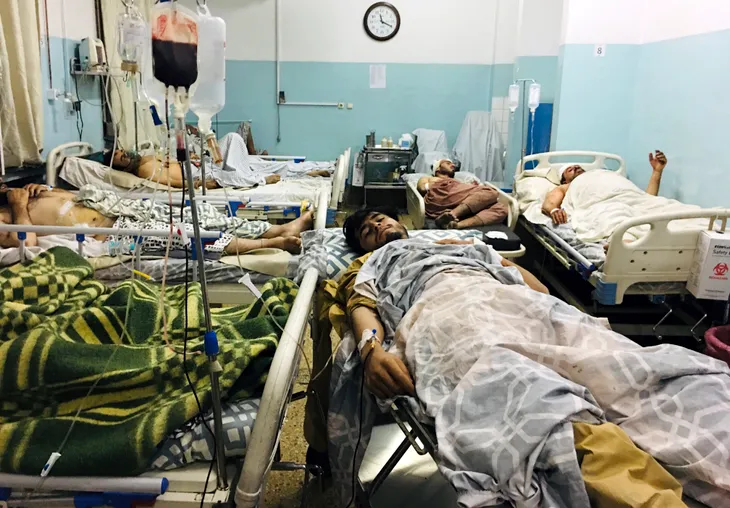 Nổ ở sân bay Kabul: Số nạn nhân thiệt mạng tăng lên ít nhất 72 người, bao gồm 12 binh sĩ Mỹ - Ảnh 1. Nổ ở sân bay Kabul: Số nạn nhân thiệt mạng tăng lên ít nhất 72 người, bao gồm 12 binh sĩ Mỹ - Ảnh 1.