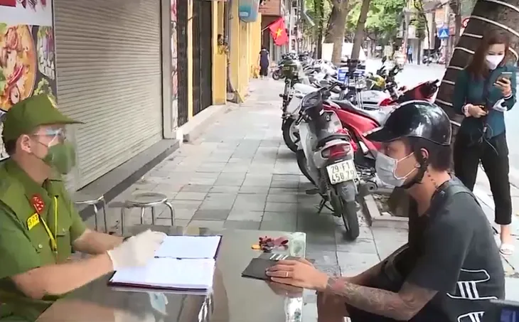 Hà Nội triển khai tổ công tác lưu động kiểm soát giấy đi đường - Ảnh 1. Hà Nội triển khai tổ công tác lưu động kiểm soát giấy đi đường - Ảnh 1.