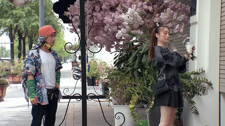 Ngày mai bình yên - Tập 6: Nhận đồ hộ dì Mai, Khôi tỉnh bơ “bùng” tiền shipper - Ảnh 4. Ngày mai bình yên - Tập 6: Nhận đồ hộ dì Mai, Khôi tỉnh bơ “bùng” tiền shipper - Ảnh 4.