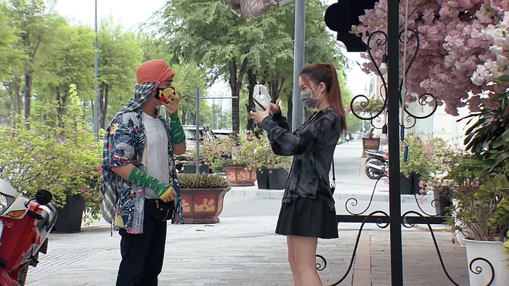 Ngày mai bình yên - Tập 6: Nhận đồ hộ dì Mai, Khôi tỉnh bơ “bùng” tiền shipper - Ảnh 1. Ngày mai bình yên - Tập 6: Nhận đồ hộ dì Mai, Khôi tỉnh bơ “bùng” tiền shipper - Ảnh 1.