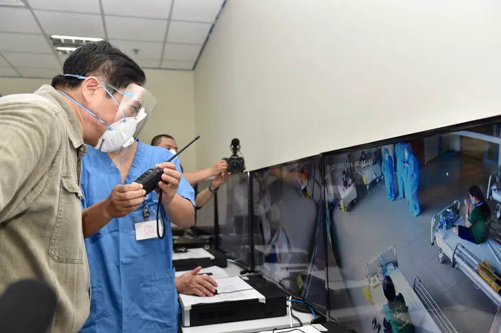 Thủ tướng kiểm tra các cơ sở điều trị COVID-19 ở Bình Dương: Phải giảm tải cho tuyến trên, làm đâu dứt đấy - Ảnh 1. Thủ tướng kiểm tra các cơ sở điều trị COVID-19 ở Bình Dương: Phải giảm tải cho tuyến trên, làm đâu dứt đấy - Ảnh 1.