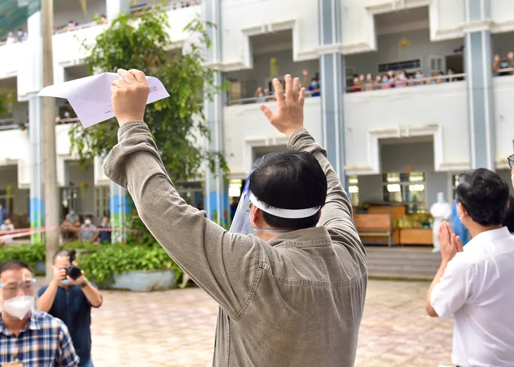 Thủ tướng kiểm tra các cơ sở điều trị COVID-19 ở Bình Dương: Phải giảm tải cho tuyến trên, làm đâu dứt đấy - Ảnh 4. Thủ tướng kiểm tra các cơ sở điều trị COVID-19 ở Bình Dương: Phải giảm tải cho tuyến trên, làm đâu dứt đấy - Ảnh 4.