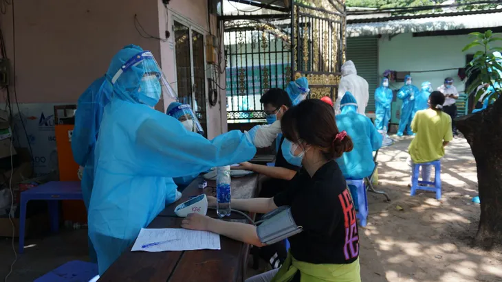 TP Hồ Chí Minh tăng cường tổ chức tiêm vaccine COVID-19 lưu động tại nhà dân - Ảnh 2. TP Hồ Chí Minh tăng cường tổ chức tiêm vaccine COVID-19 lưu động tại nhà dân - Ảnh 2.