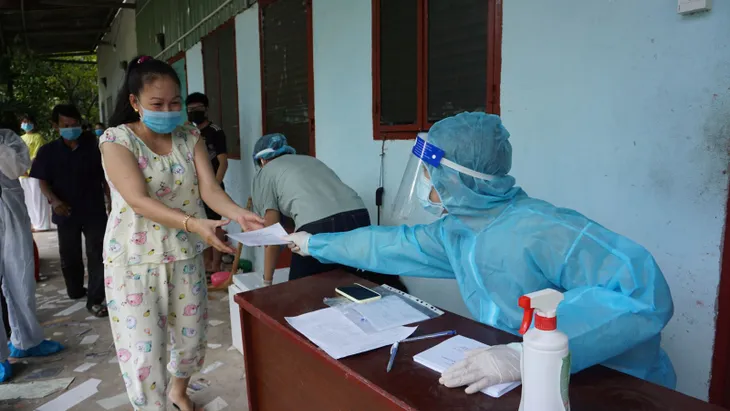 TP Hồ Chí Minh tăng cường tổ chức tiêm vaccine COVID-19 lưu động tại nhà dân - Ảnh 4. TP Hồ Chí Minh tăng cường tổ chức tiêm vaccine COVID-19 lưu động tại nhà dân - Ảnh 4.