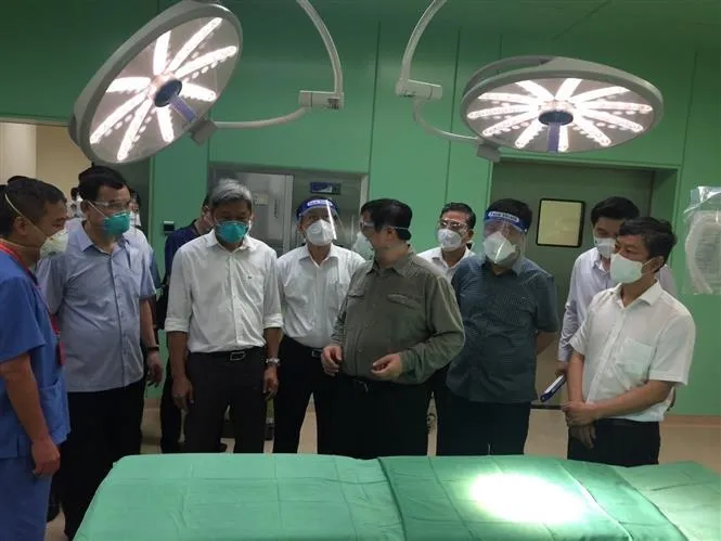 Thủ tướng kiểm tra các cơ sở điều trị COVID-19 ở Bình Dương: Phải giảm tải cho tuyến trên, làm đâu dứt đấy - Ảnh 3. Thủ tướng kiểm tra các cơ sở điều trị COVID-19 ở Bình Dương: Phải giảm tải cho tuyến trên, làm đâu dứt đấy - Ảnh 3.