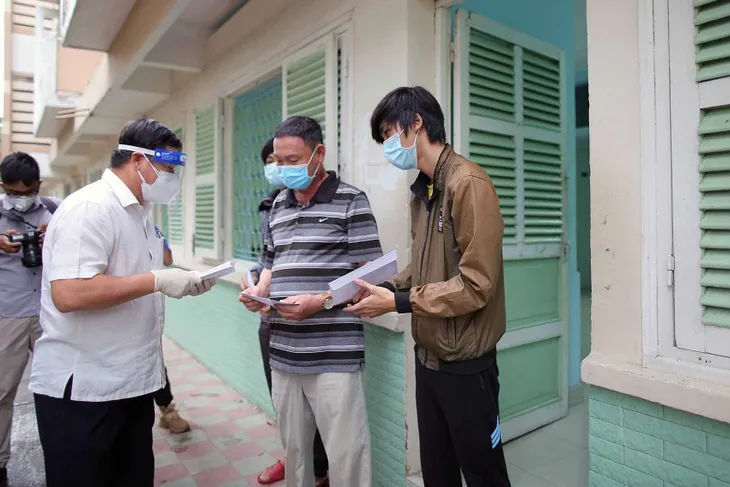 Đưa 2.000 người ở khu trọ lụp sụp, ven kênh đến chung cư tránh dịch - Ảnh 5. Đưa 2.000 người ở khu trọ lụp sụp, ven kênh đến chung cư tránh dịch - Ảnh 5.