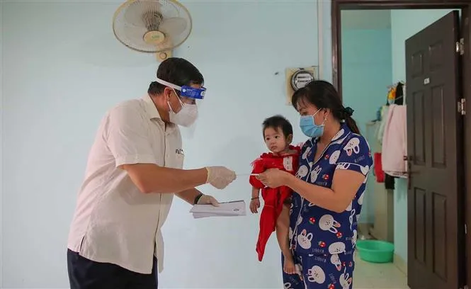 Đưa 2.000 người ở khu trọ lụp sụp, ven kênh đến chung cư tránh dịch - Ảnh 4. Đưa 2.000 người ở khu trọ lụp sụp, ven kênh đến chung cư tránh dịch - Ảnh 4.