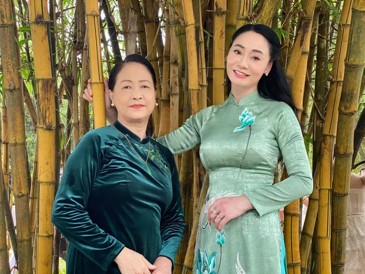 Hương vị tình thân: Thời trang dự đám cưới đẹp miễn bàn của quan viên hai họ Nam - Long - Ảnh 10. Hương vị tình thân: Thời trang dự đám cưới đẹp miễn bàn của quan viên hai họ Nam - Long - Ảnh 10.