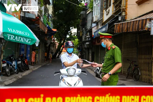 Xét nghiệm cho hàng nghìn người dân sống quanh khu vực chợ Ngọc Hà vì liên quan ca mắc COVID-19 - Ảnh 5. Xét nghiệm cho hàng nghìn người dân sống quanh khu vực chợ Ngọc Hà vì liên quan ca mắc COVID-19 - Ảnh 5.