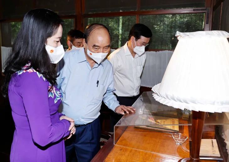 Chủ tịch nước Nguyễn Xuân Phúc dâng hương tưởng niệm Chủ tịch Hồ Chí Minh - Ảnh 1. Chủ tịch nước Nguyễn Xuân Phúc dâng hương tưởng niệm Chủ tịch Hồ Chí Minh - Ảnh 1.