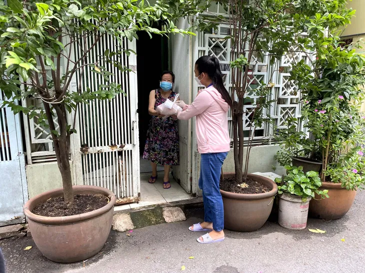 TP Hồ Chí Minh loay hoay tìm đầu ra cho đơn hàng đi chợ hộ - Ảnh 1. TP Hồ Chí Minh loay hoay tìm đầu ra cho đơn hàng đi chợ hộ - Ảnh 1.